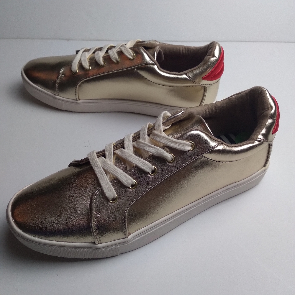 Betsy Johnson gold color with red lips in backs size UK 7=US 9